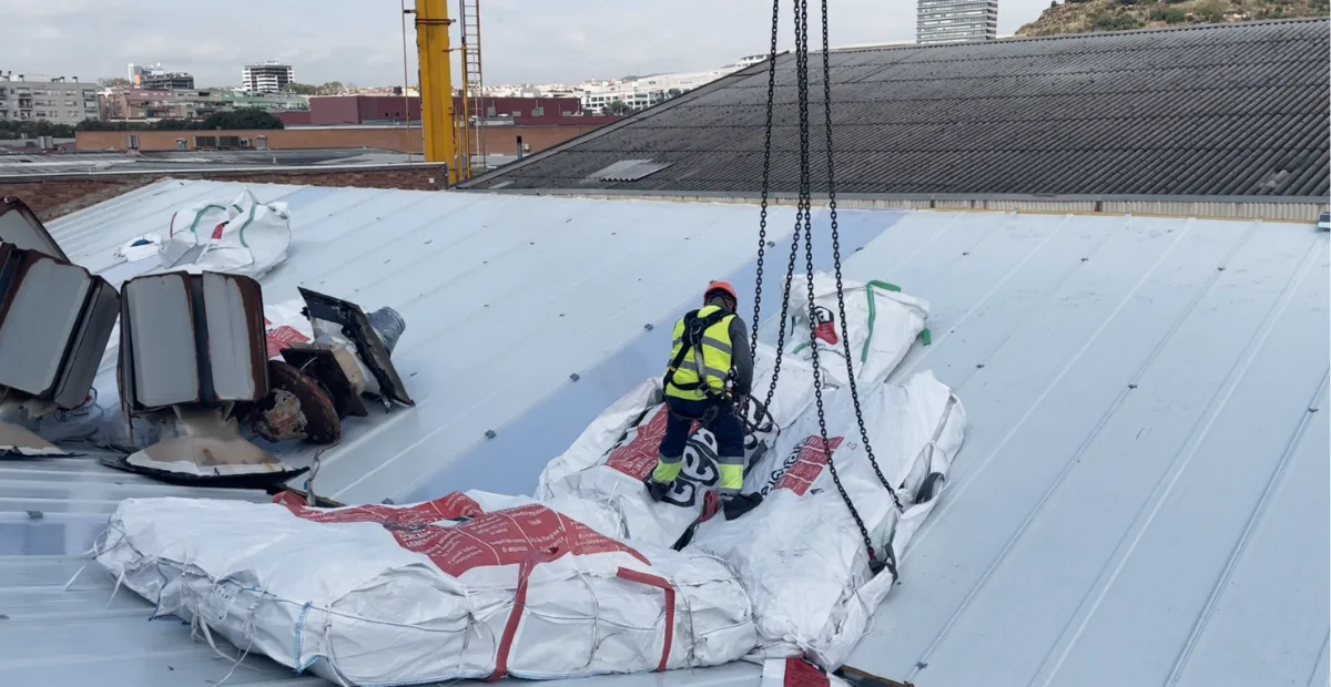 Trabajadores retirando amianto con equipos de protección en Cataluña